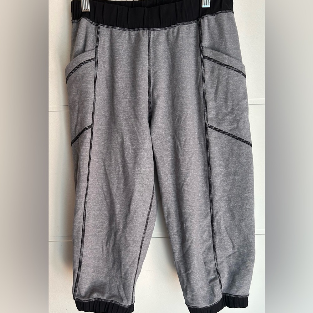 IVIVVA by LULULEMON girls size 14 capri joggers in excellent condition